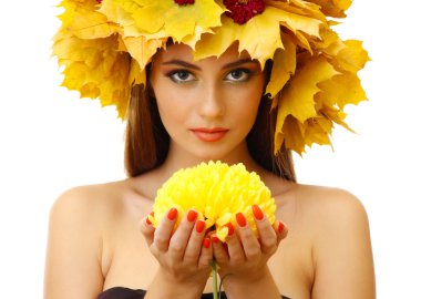 sonbahar çelenk ve krizantem, üzerinde beyaz izole olan güzel kadın