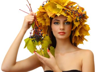 güzel bir genç kadın üzerinde beyaz izole sarı sonbahar çelenk ile