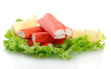 Yengeç sopa üzerinde beyaz izole limon, marul yaprakları üzerinde