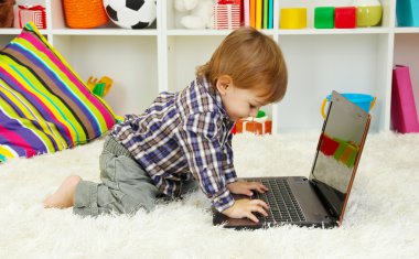 sevimli küçük çocuk ve oda içinde defter