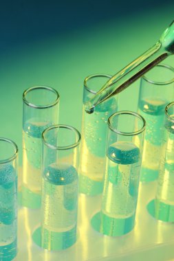 test tüpleri ile mavi zemin üzerine sıvı