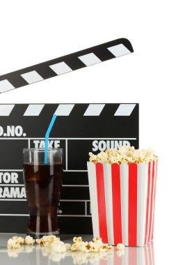 Film Klaket, cola ve üzerinde beyaz izole patlamış mısır