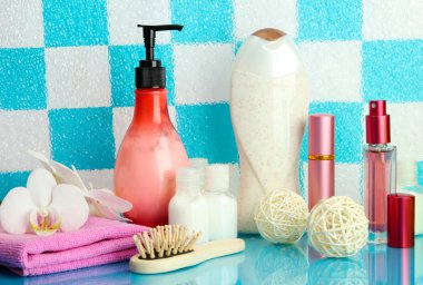 Banyo Aksesuar banyo mavi taş duvar arka rafta