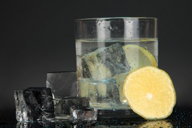 buzlu cam üzerine siyah izole limon