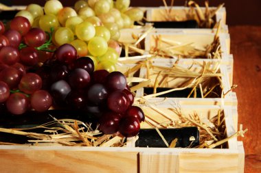 ahşap şarap şişeleri çalışmasıyla yakın çekim