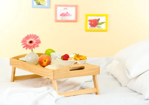 Дерев'яний піднос зі світлим сніданком на ліжку — стокове фото