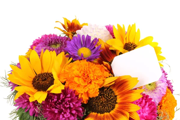 Красивый букет ярких цветов с бумажной запиской крупным планом изолирован на белом — стоковое фото