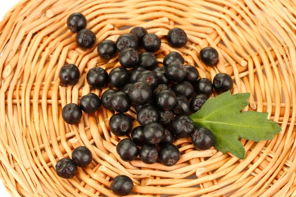 Chokeberry com folha verde no tapete de vime close-up — Fotografia de Stock