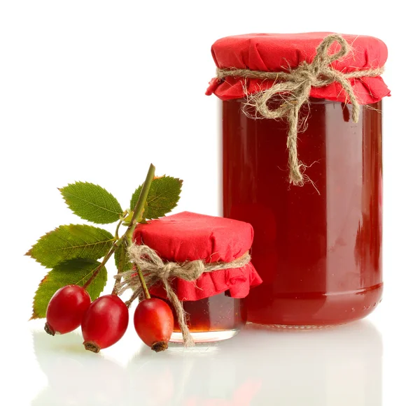 Vasi con marmellata di rose anca e frutti di bosco maturi, isolati su bianco — Foto Stock