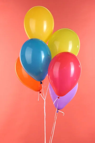 Πολύχρωμα μπαλόνια σε κόκκινο φόντο — Φωτογραφία Αρχείου