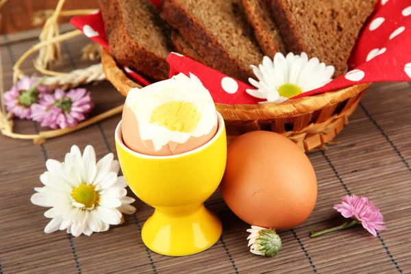 Főtt tojás, színes háttérrel — Stock Fotó