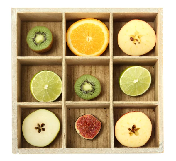 Fruta en rodajas en caja de madera aislada en blanco —  Fotos de Stock