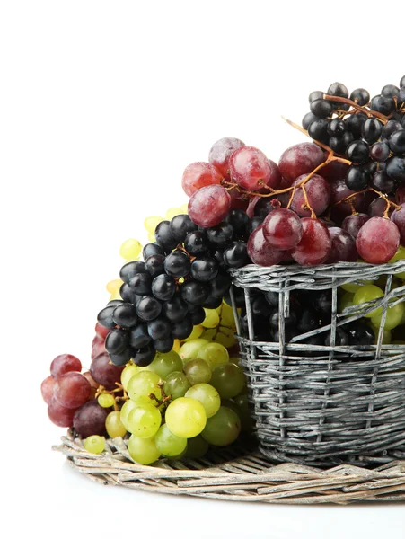 Sortimento de uvas doces maduras em cesta, isoladas em branco — Fotografia de Stock