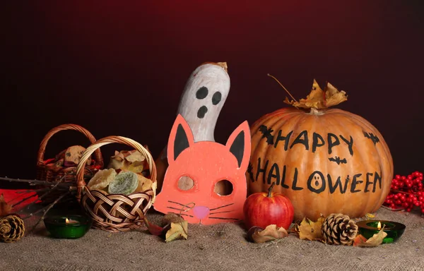 Truque ou tratar máscaras de Halloween e baldes cheios de cookies no fundo de cor — Fotografia de Stock