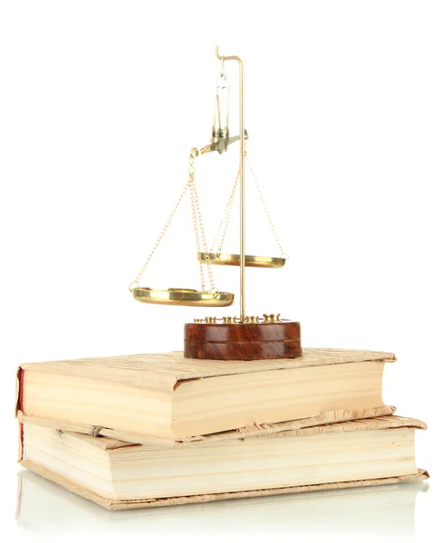 Χρυσές κλίμακες της δικαιοσύνης και βιβλία που απομονώνονται σε λευκό — Φωτογραφία Αρχείου