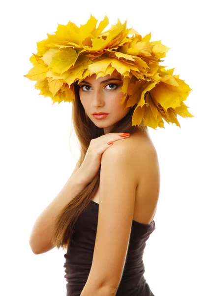 Smuk ung kvinde med gul efterårskrans, isoleret på hvid - Stock-foto