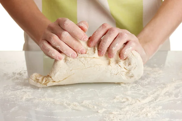 Förbereder pizzadeg isolerad på vit — Stockfoto