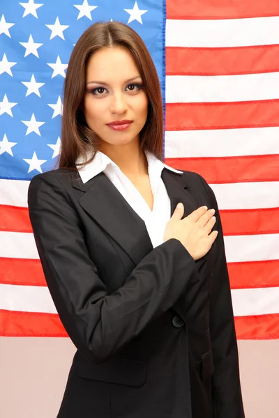 Jonge vrouw met Amerikaanse vlag — Stockfoto