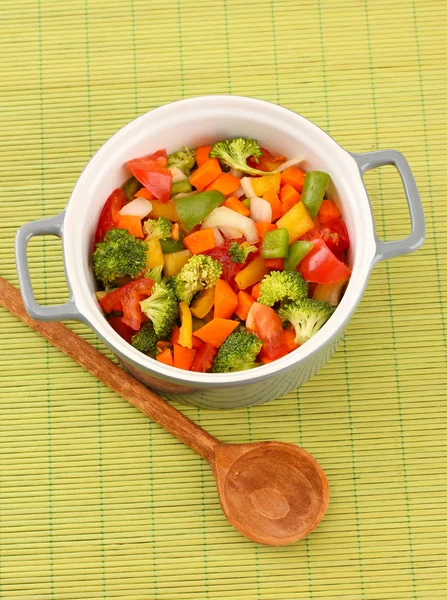 Stufato di verdure in pentola grigia su sfondo tappetino di bambù — Foto Stock