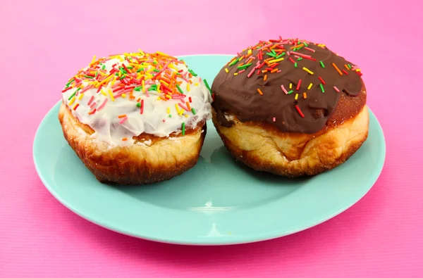 美味甜甜圈上颜色背景颜色板 — 图库照片