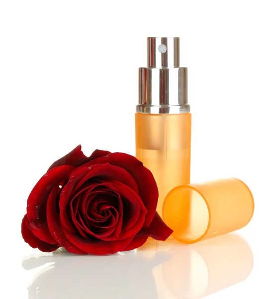 Dámské Parfémy v krásné láhvi s růží izolovaných na bílém — Stock fotografie