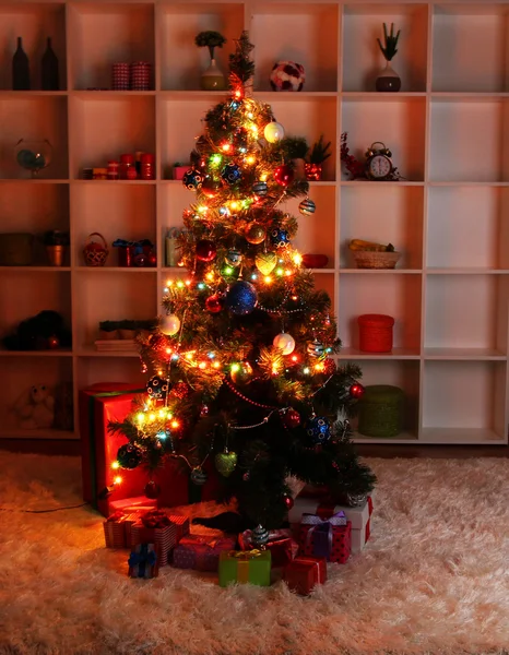 Árvore de Natal decorada em casa fundo interior à noite — Fotografia de Stock