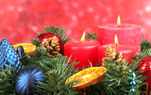Gyönyörű Karácsonyi koszorú, piros háttér — Stock Fotó