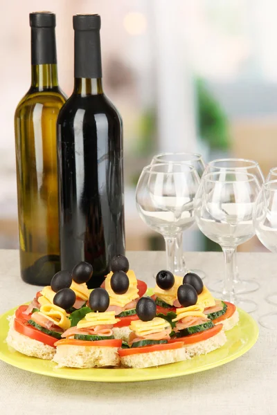 Canapés e vinho no restaurante — Fotografia de Stock