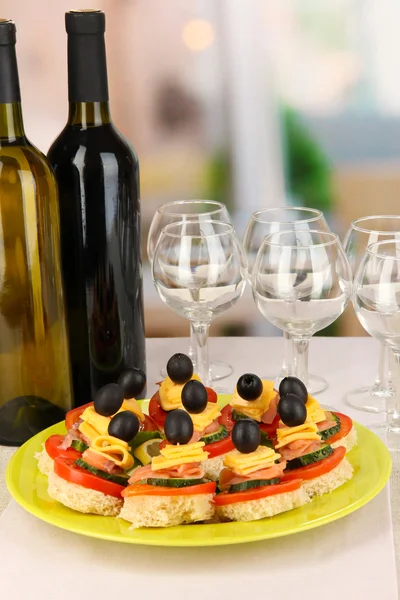 Canapeetjes en wijn in restaurant — Stockfoto