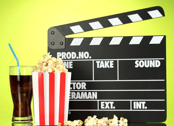 Film Filmklapper, cola en popcorn op achtergrond — Stockfoto