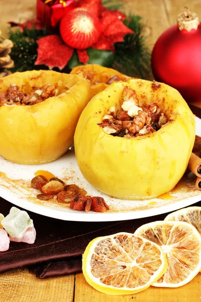 Manzanas al horno en plato sobre mesa de madera —  Fotos de Stock