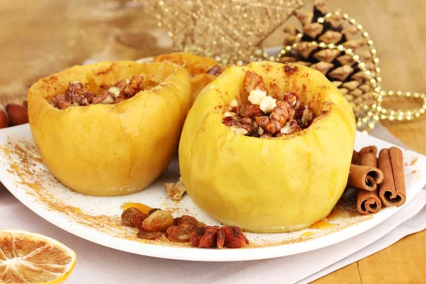 Manzanas al horno en el plato de cerca —  Fotos de Stock