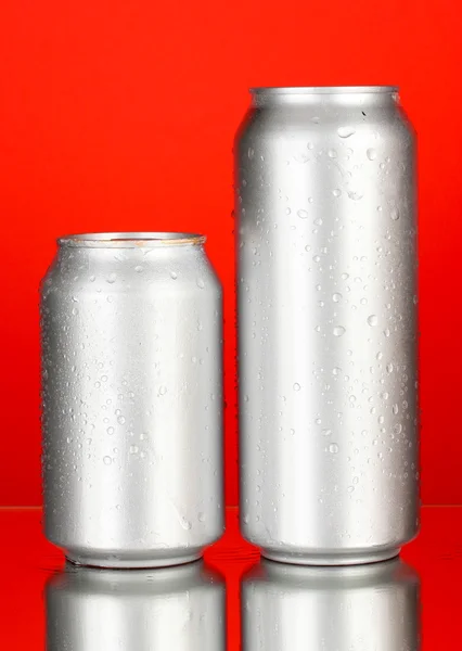 Latas de aluminio con gotas de agua sobre fondo de color — Foto de Stock