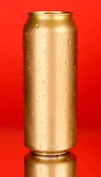 Lattina di alluminio con gocce d'acqua su sfondo colore — Foto Stock