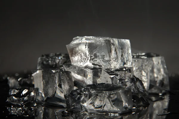 Кубики льоду ізольовані на чорному — стокове фото