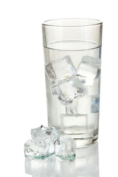 Kostki lodu w szkle odizolowane na biało — Zdjęcie stockowe