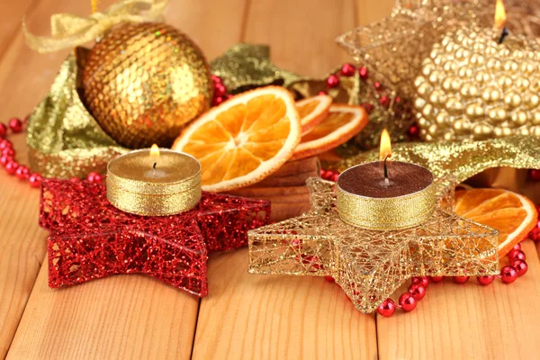 Composición navideña con velas y decoraciones sobre fondo de madera —  Fotos de Stock