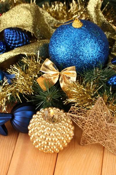 Composición navideña con velas y decoraciones en colores azul y dorado sobre fondo de madera — Foto de Stock