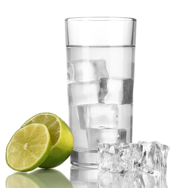 Isbitar i glaset med lime isolerad på vit — Stockfoto
