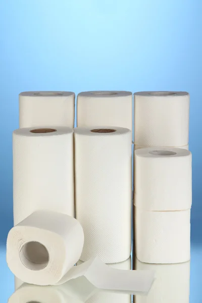 Rolki papieru toaletowego na niebieskim tle — Zdjęcie stockowe
