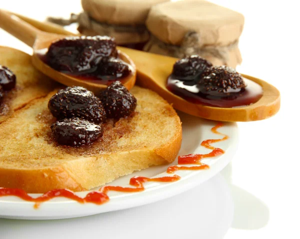 Weißbrot-Toast mit Marmelade auf Teller, isoliert auf weißem — Stockfoto
