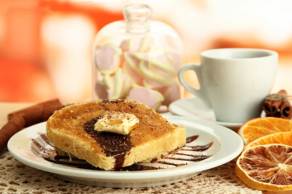 Pan blanco tostado con chocolate y taza de café en la cafetería —  Fotos de Stock