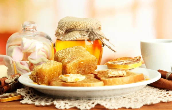 Pan blanco tostado con miel y taza de café en la cafetería —  Fotos de Stock