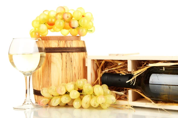 Boîtier en bois avec bouteille de vin, tonneau, verre à vin et raisin isolé sur blanc — Photo