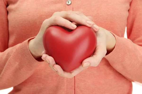 Corazón rojo en las manos de la mujer, de cerca — Foto de Stock