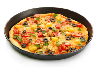 lezzetli deniz ürünleri üzerine beyaz izole tavada pizza