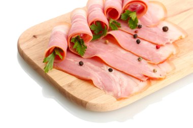 baharat beyaz izole, ahşap kesme tahtası üzerinde ile lezzetli domuz pastırması