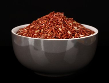 gri siyah izole kase kırmızı pirinç