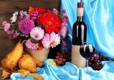 meyve ve şarap ile harika sonbahar natürmort