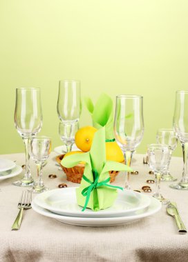 yeşil ve sarı tonlarında renkli arka plan üzerinde tablo ayarı